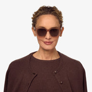 LA40XCHA10, LA40XCHA15, LA40XCHA20, LA40XCHA25 - A person is wearing square champagne brown sunglasses with a glossy finish and dark tinted lenses.